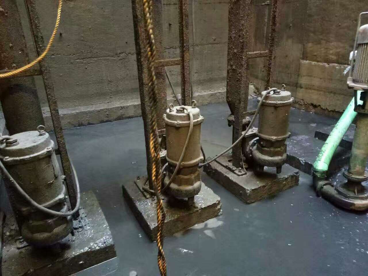 新村镇污水池清理