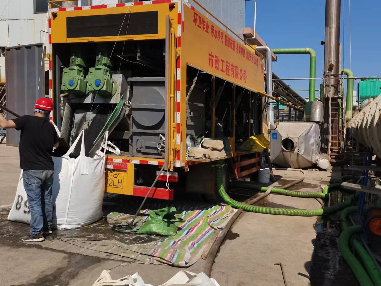 新村镇淤泥压干处理