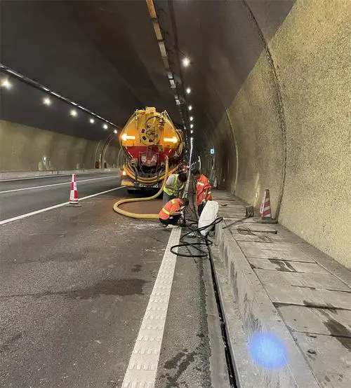 新村镇隧道排水渠清淤